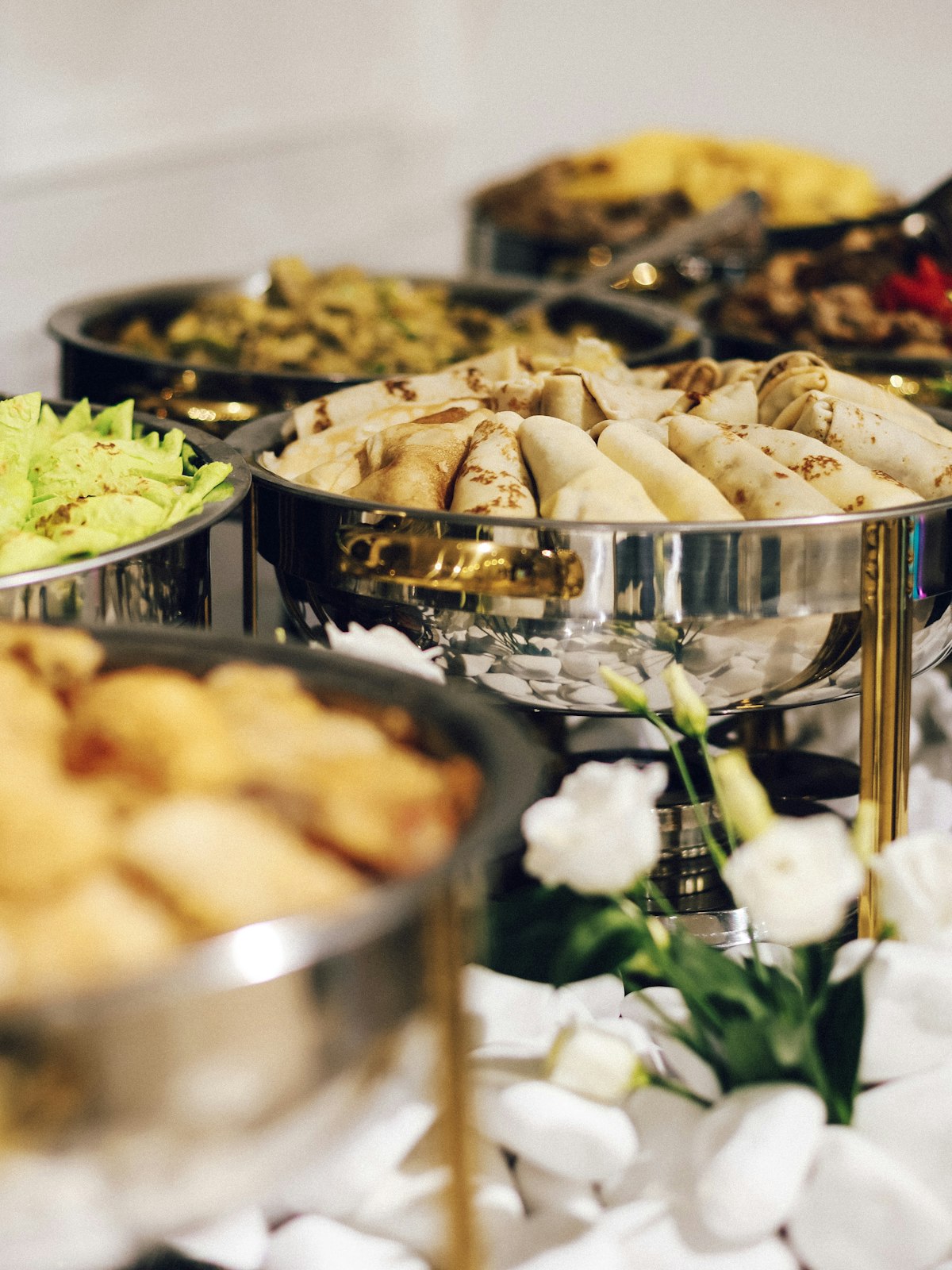 Montaje de catering gourmet con platillos cuidadosamente presentados