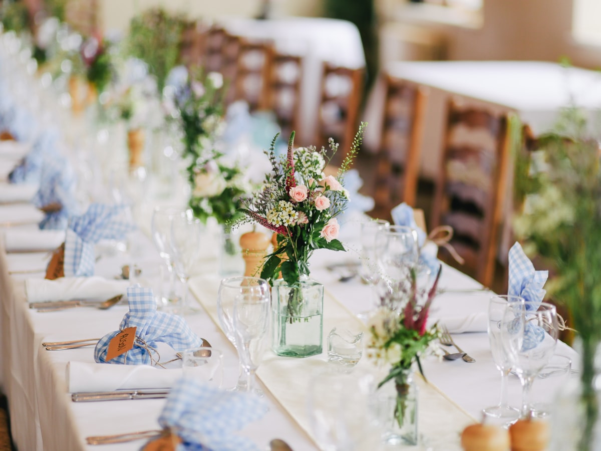 Mesa larga decorada para una boda al aire libre