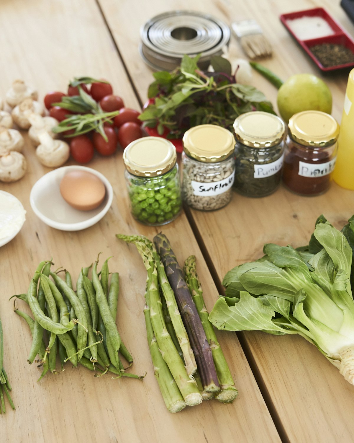 Ingredientes frescos seleccionados sobre la mesa de trabajo