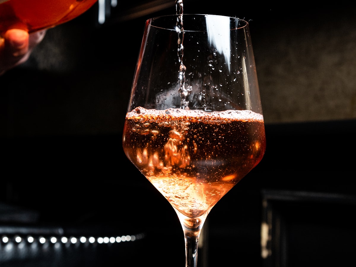 Copa de vino servida durante un evento nocturno