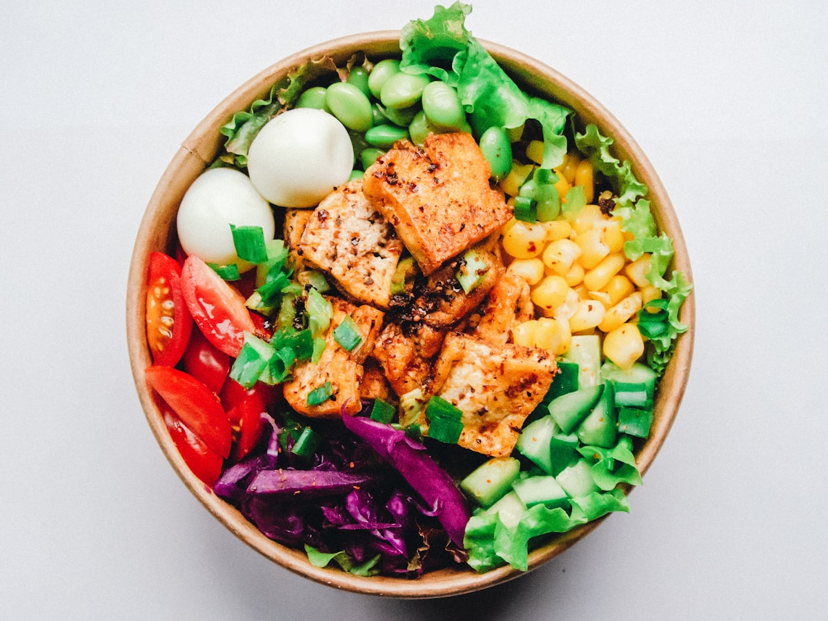 Bowl fresco con vegetales de temporada