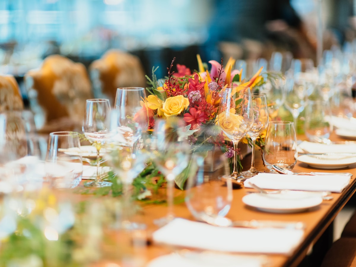 Mesa íntima decorada con velas y flores para una boda civil