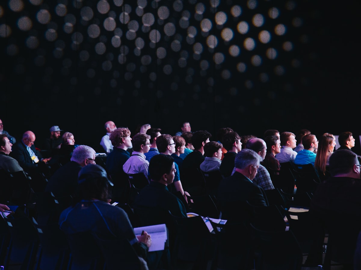 Audiencia reunida en un evento corporativo