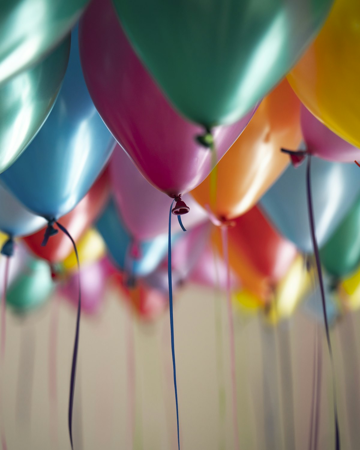 Globos de colores decorando una fiesta infantil