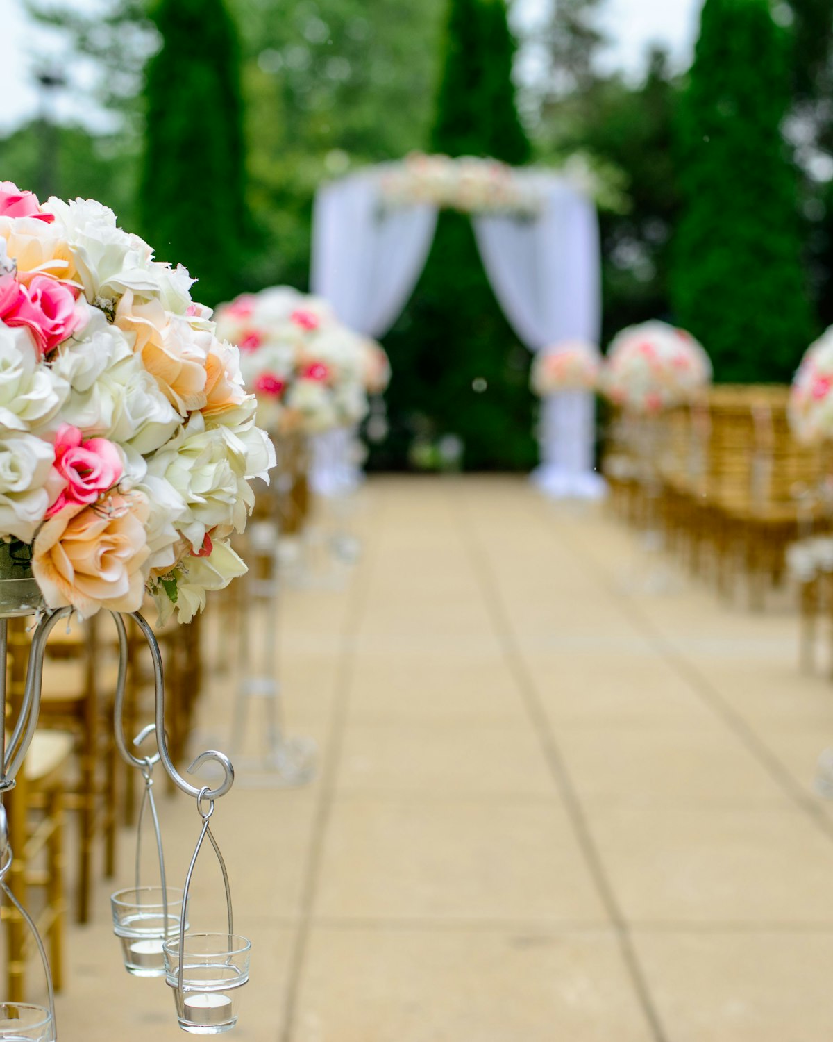 Montaje floral elegante con sillas doradas para una celebración de XV años
